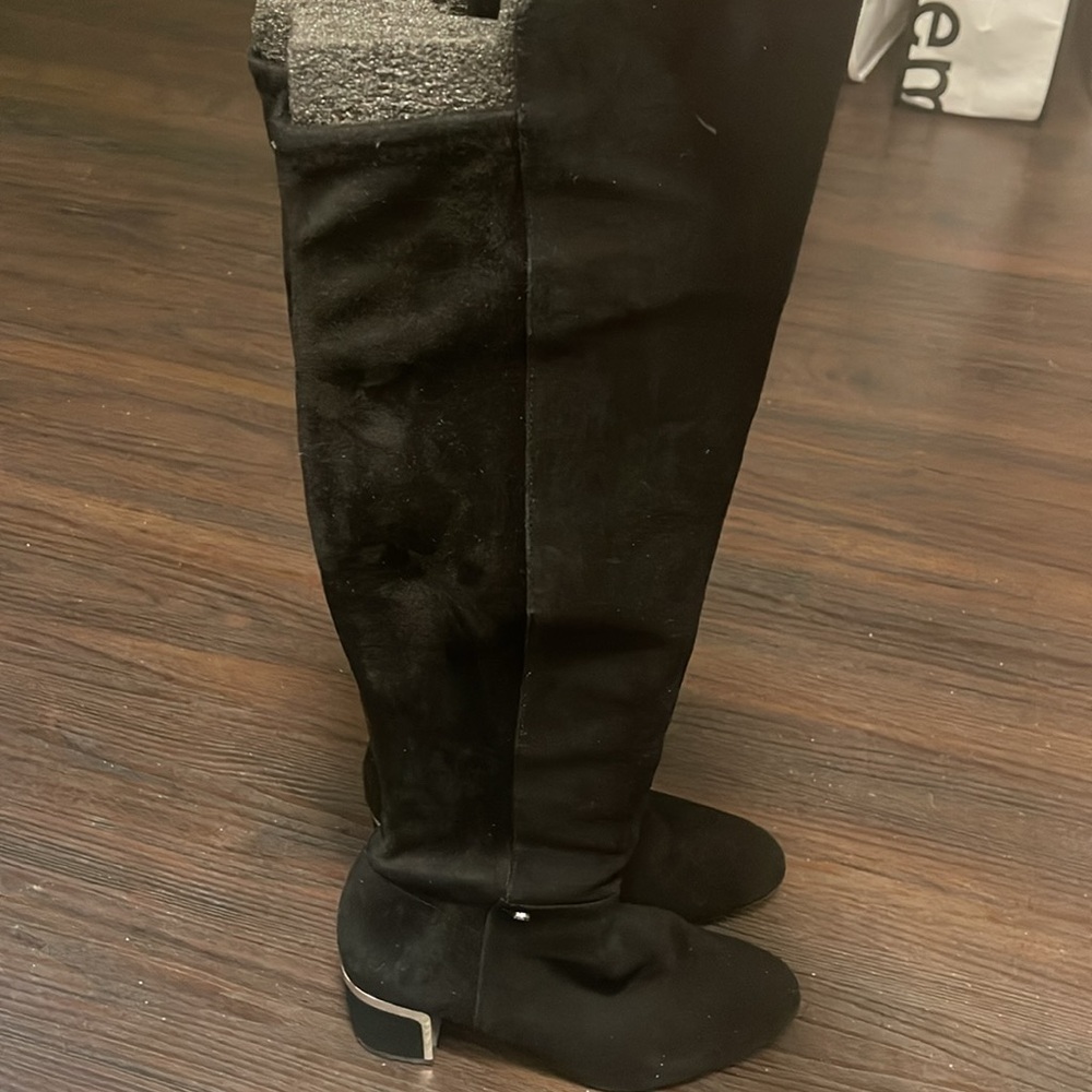 DNKY women’s Cora almond toe knee high fashion boots, black suede